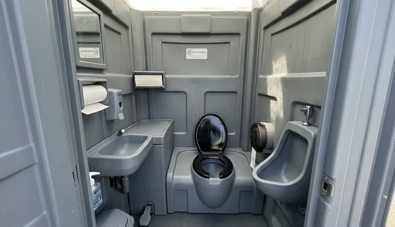 Deluxe Porta Potty (with Flushing) in Houston, TX